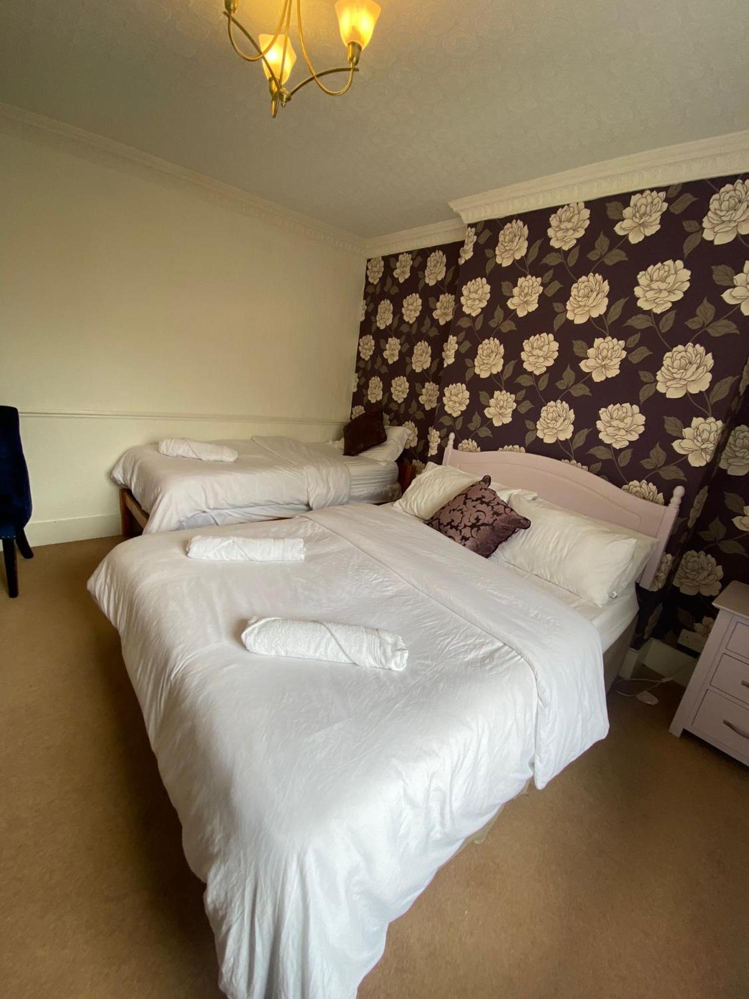 Bed and Breakfast The Penruddocke Arms Dinton  Exterior foto